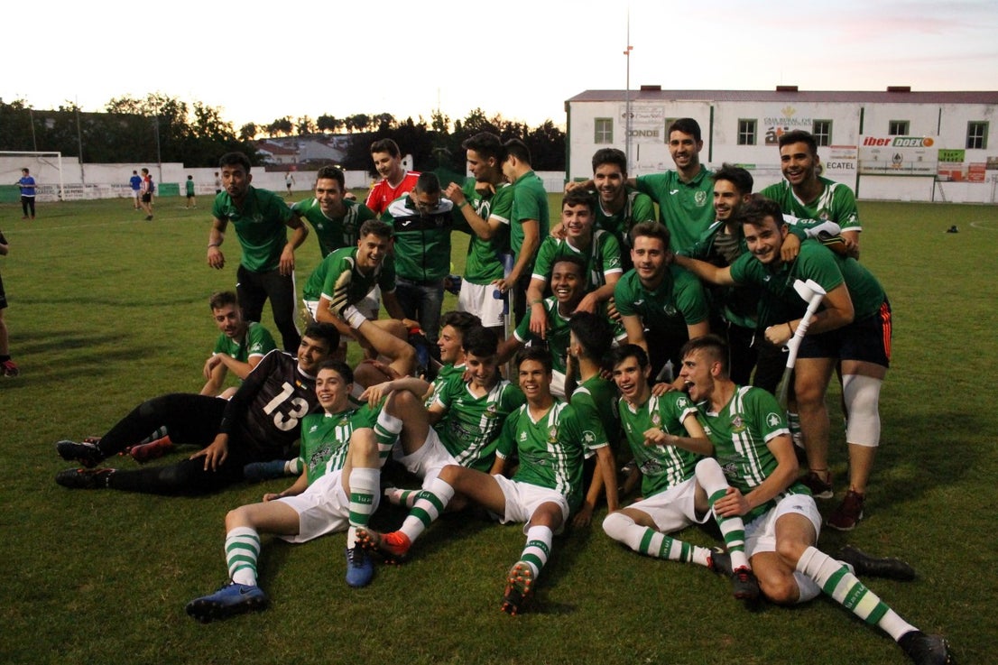 Imágenes del encuentro de vuelta de la eliminatoria de ascenso a Primera División Juvenil Extremeña que se disputó en el Municipal de San Roque y que terminó 4-3, certificándose el ascenso valverdeño (24-05-2019)