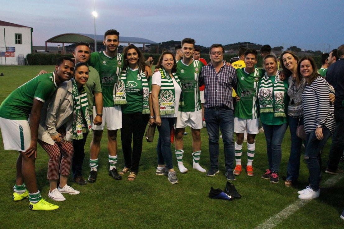 Imágenes del encuentro de vuelta de la eliminatoria de ascenso a Primera División Juvenil Extremeña que se disputó en el Municipal de San Roque y que terminó 4-3, certificándose el ascenso valverdeño (24-05-2019)