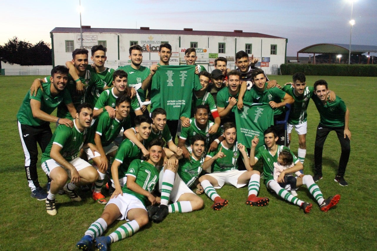 Imágenes del encuentro de vuelta de la eliminatoria de ascenso a Primera División Juvenil Extremeña que se disputó en el Municipal de San Roque y que terminó 4-3, certificándose el ascenso valverdeño (24-05-2019)