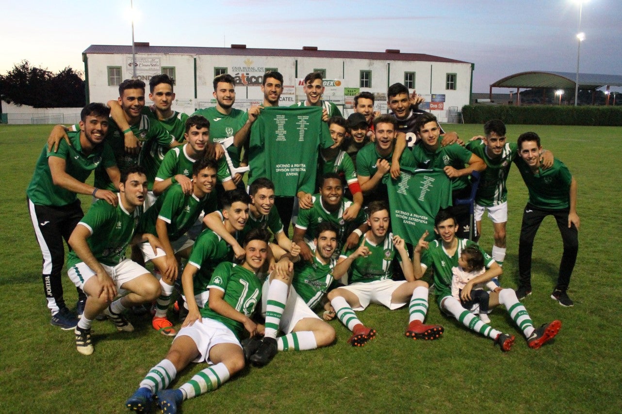Imágenes del encuentro de vuelta de la eliminatoria de ascenso a Primera División Juvenil Extremeña que se disputó en el Municipal de San Roque y que terminó 4-3, certificándose el ascenso valverdeño (24-05-2019)