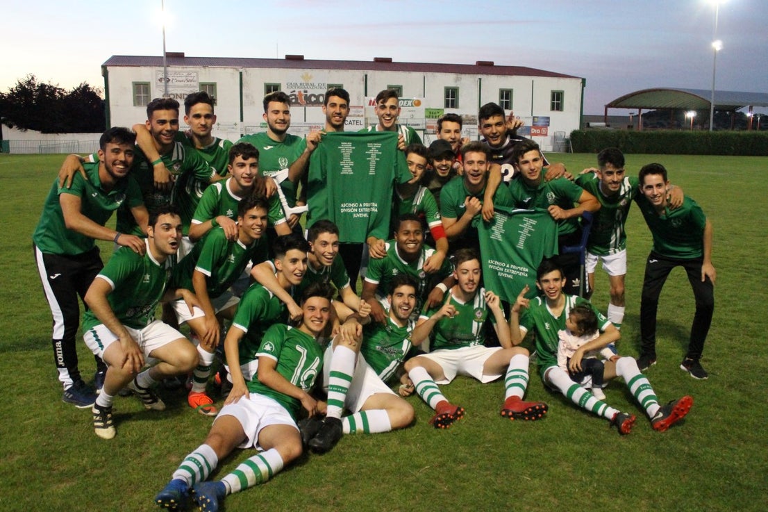 Imágenes del encuentro de vuelta de la eliminatoria de ascenso a Primera División Juvenil Extremeña que se disputó en el Municipal de San Roque y que terminó 4-3, certificándose el ascenso valverdeño (24-05-2019)