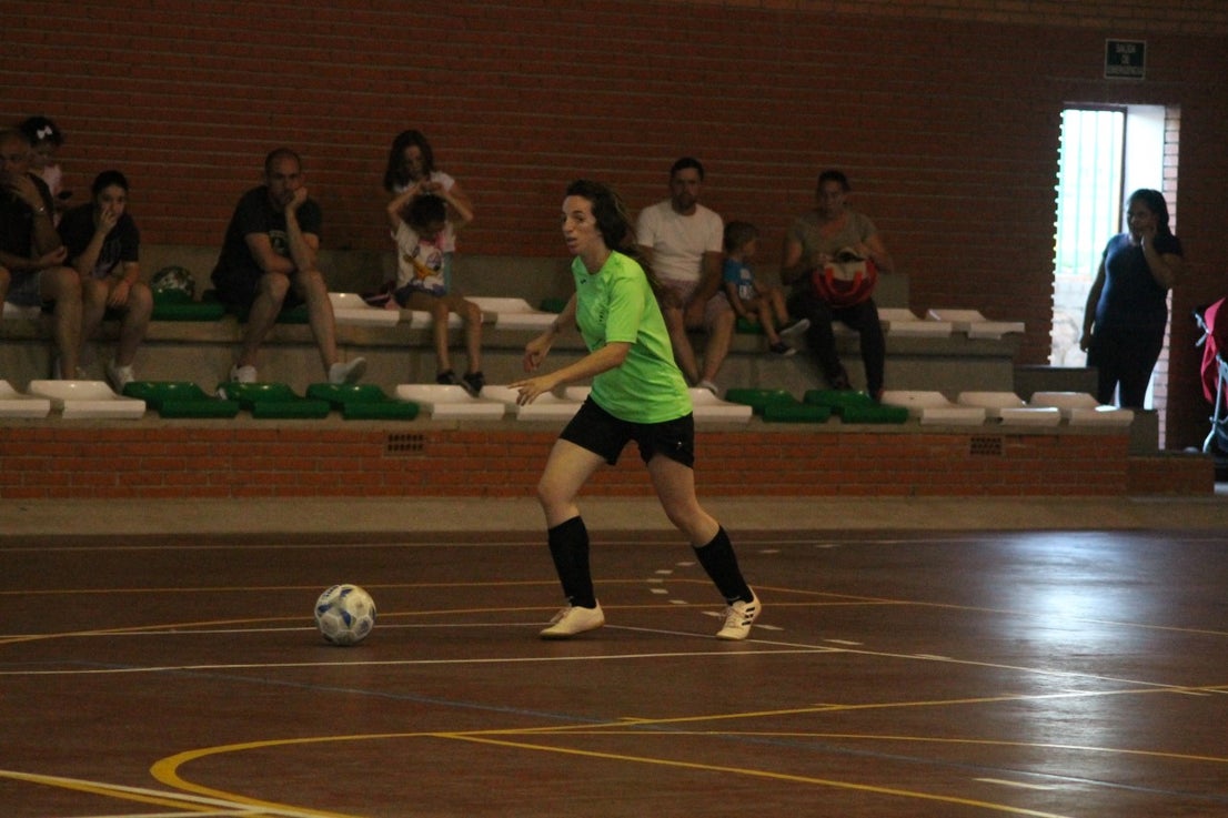 Algunas imágenes del encuentro femenino que enfrentó al equipo de Valverde y Almendral con el Santa Teresa en el pabellón polideportivo (28-05-2019)