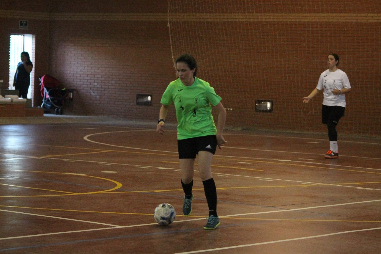 Algunas imágenes del encuentro femenino que enfrentó al equipo de Valverde y Almendral con el Santa Teresa en el pabellón polideportivo (28-05-2019)