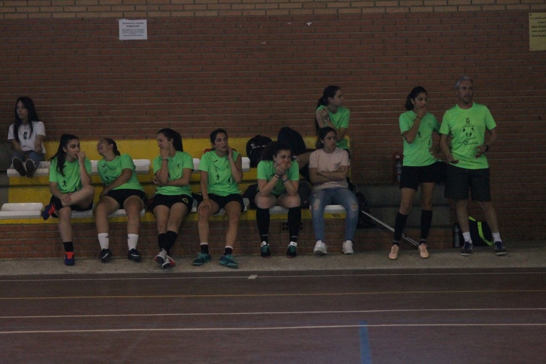 Algunas imágenes del encuentro femenino que enfrentó al equipo de Valverde y Almendral con el Santa Teresa en el pabellón polideportivo (28-05-2019)
