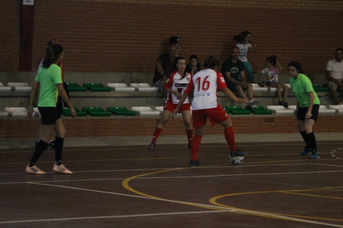 Algunas imágenes del encuentro femenino que enfrentó al equipo de Valverde y Almendral con el Santa Teresa en el pabellón polideportivo (28-05-2019)