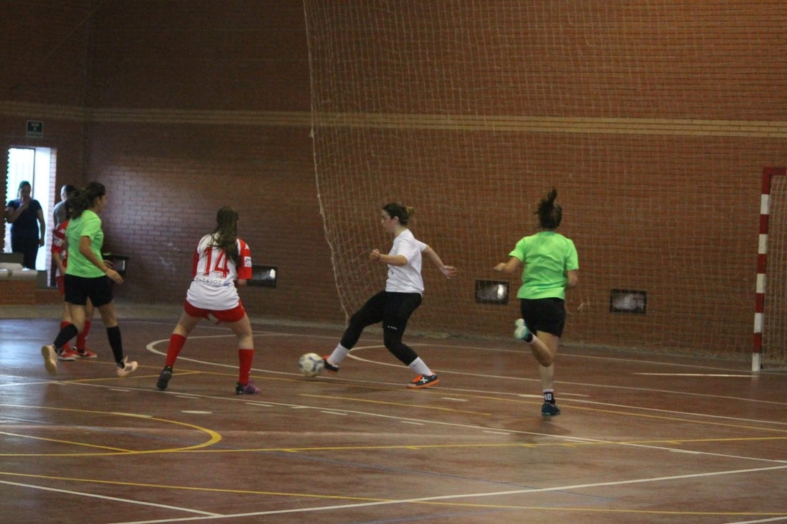 Algunas imágenes del encuentro femenino que enfrentó al equipo de Valverde y Almendral con el Santa Teresa en el pabellón polideportivo (28-05-2019)