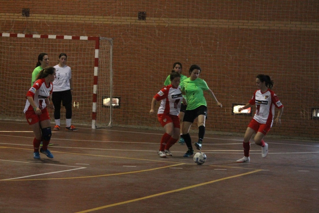 Algunas imágenes del encuentro femenino que enfrentó al equipo de Valverde y Almendral con el Santa Teresa en el pabellón polideportivo (28-05-2019)