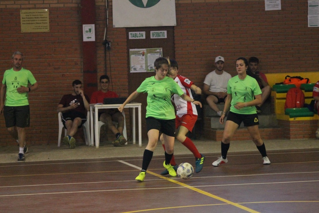 Algunas imágenes del encuentro femenino que enfrentó al equipo de Valverde y Almendral con el Santa Teresa en el pabellón polideportivo (28-05-2019)