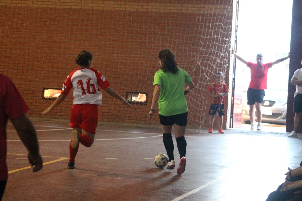 Algunas imágenes del encuentro femenino que enfrentó al equipo de Valverde y Almendral con el Santa Teresa en el pabellón polideportivo (28-05-2019)