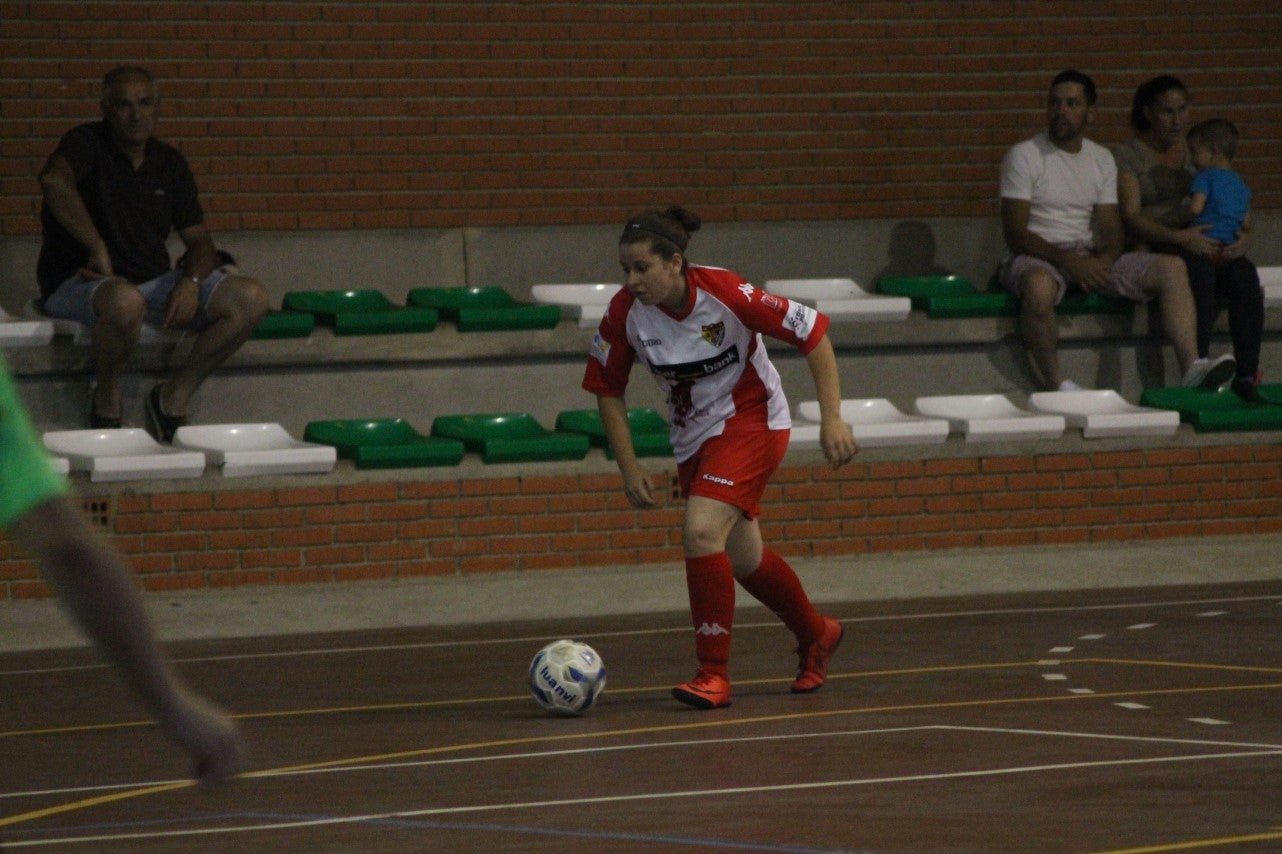 Algunas imágenes del encuentro femenino que enfrentó al equipo de Valverde y Almendral con el Santa Teresa en el pabellón polideportivo (28-05-2019)