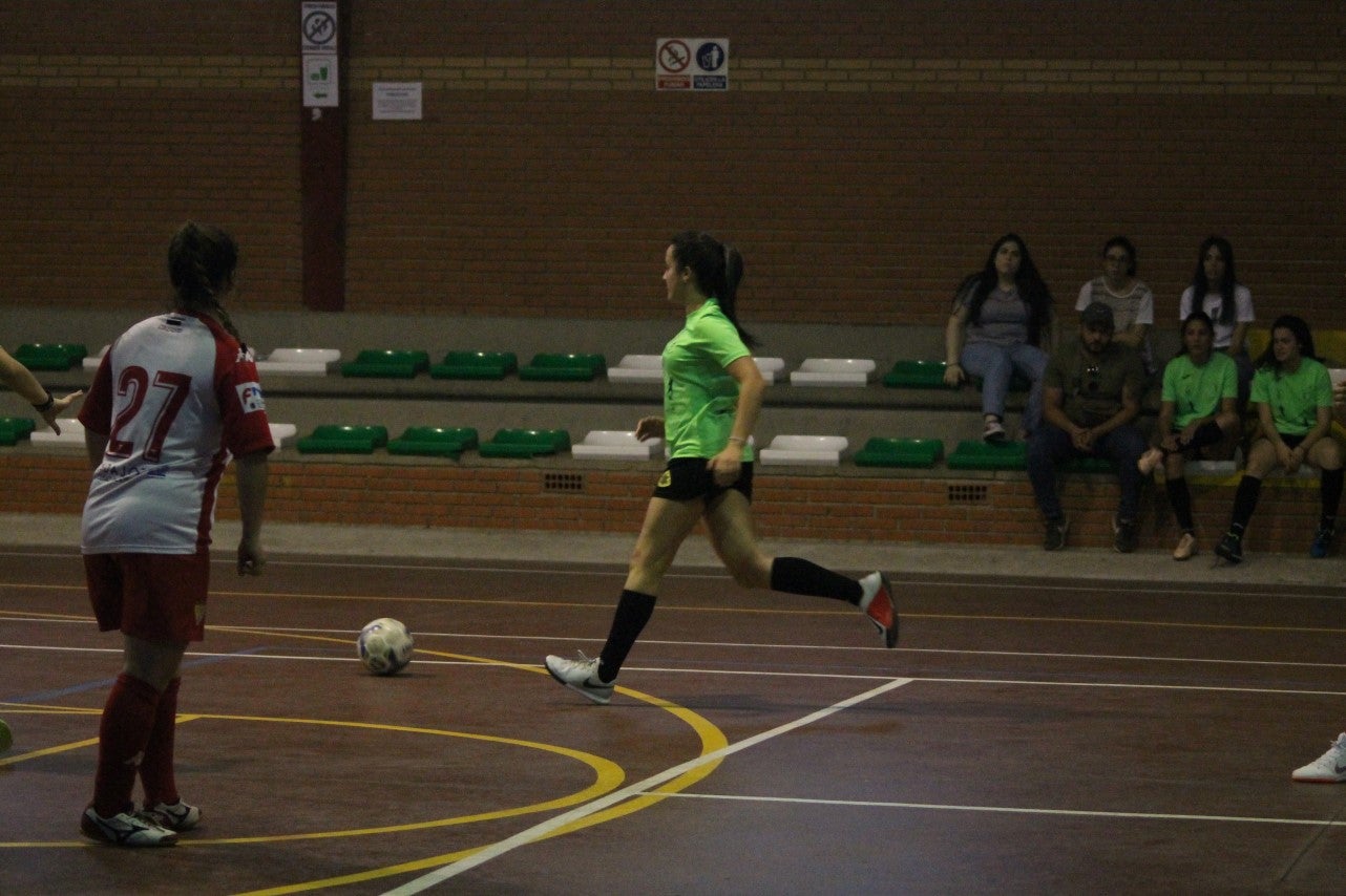 Algunas imágenes del encuentro femenino que enfrentó al equipo de Valverde y Almendral con el Santa Teresa en el pabellón polideportivo (28-05-2019)