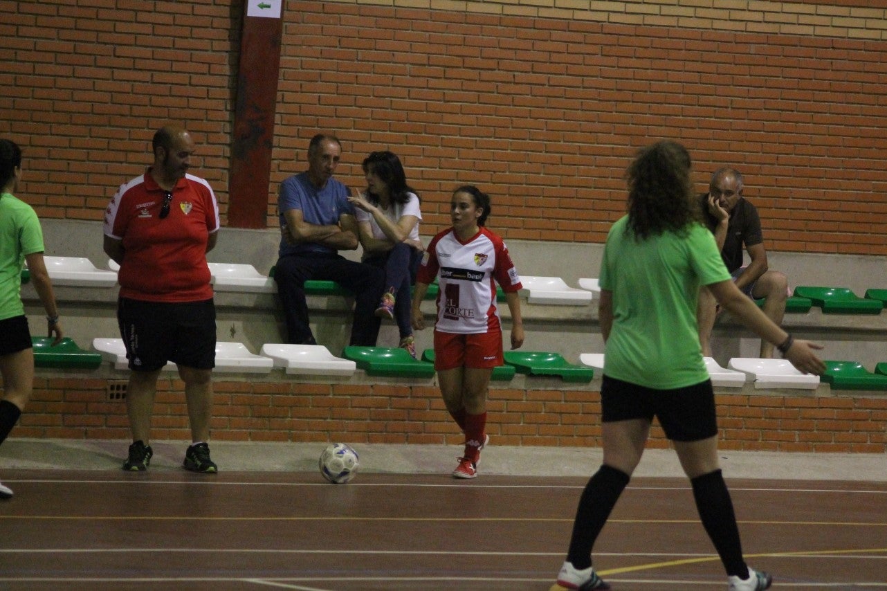 Algunas imágenes del encuentro femenino que enfrentó al equipo de Valverde y Almendral con el Santa Teresa en el pabellón polideportivo (28-05-2019)