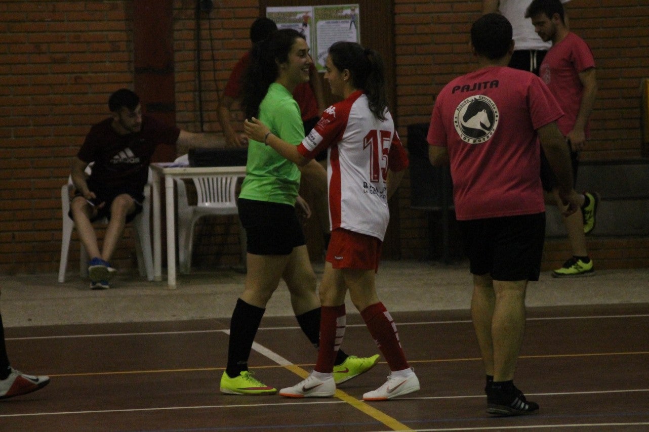 Algunas imágenes del encuentro femenino que enfrentó al equipo de Valverde y Almendral con el Santa Teresa en el pabellón polideportivo (28-05-2019)