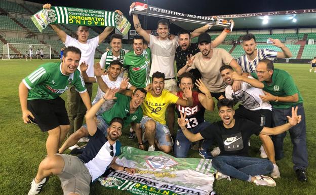 Varios jugadores, aficionados y el presidente del Racing Valverdeño, celebran la permanencia en el Romano de Mérida