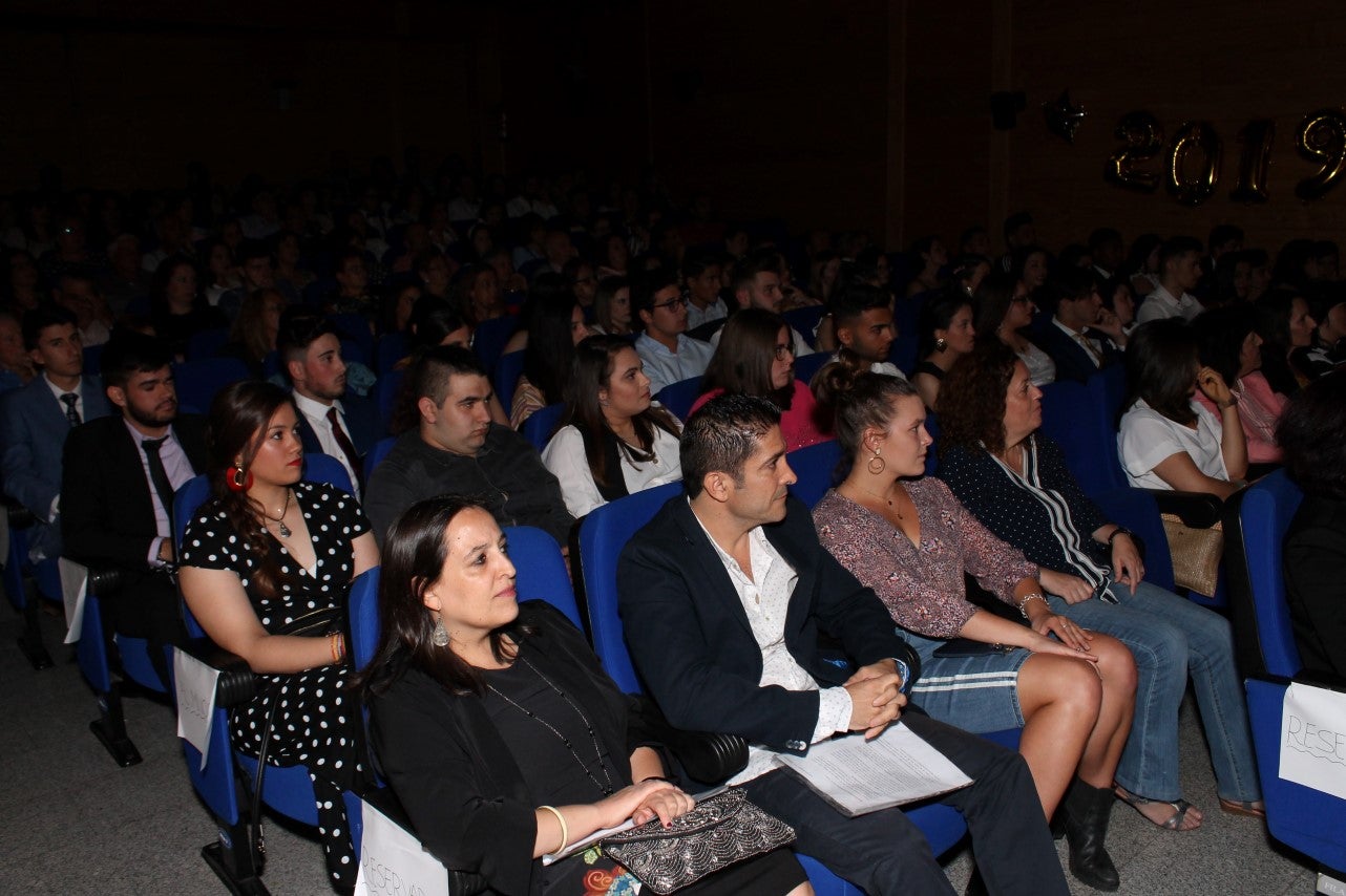 Algunas imágenes de la graduación del IES 'Campos de San Roque' celebrada en la Casa de la Cultura (07-06-2019)