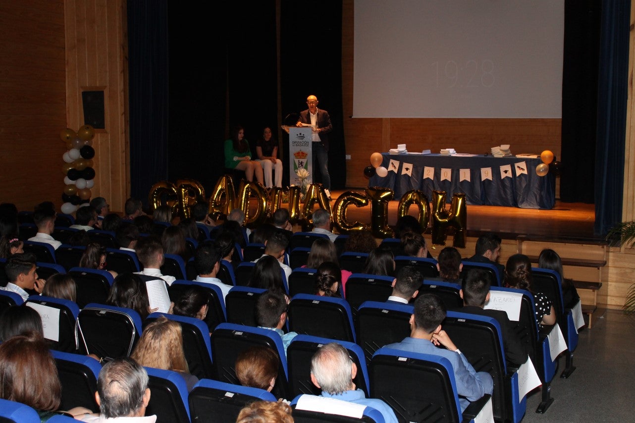 Algunas imágenes de la graduación del IES 'Campos de San Roque' celebrada en la Casa de la Cultura (07-06-2019)