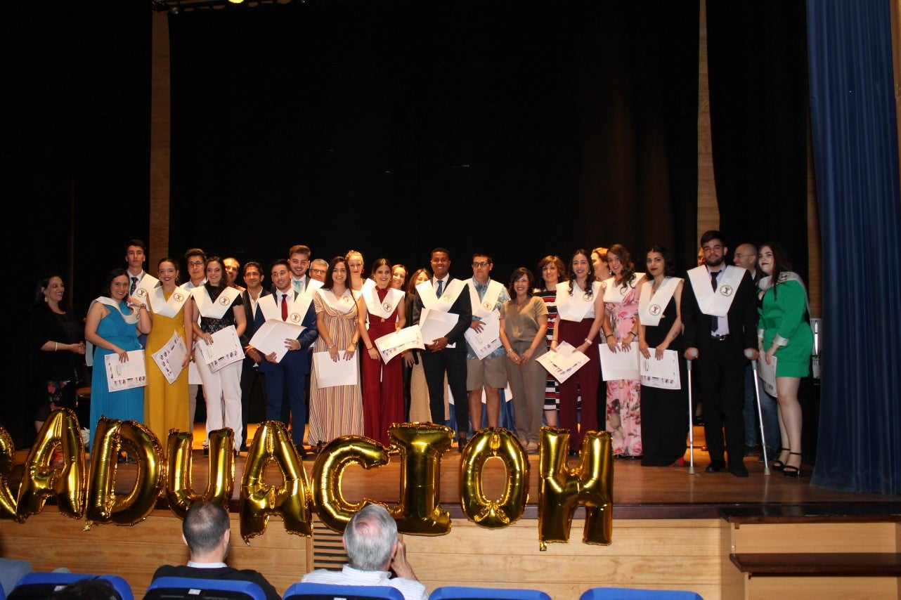 Algunas imágenes de la graduación del IES 'Campos de San Roque' celebrada en la Casa de la Cultura (07-06-2019)