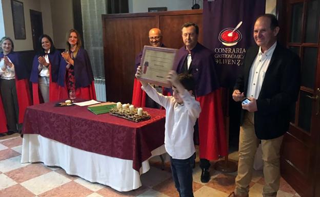 Juan Trejo, junto a su nieto, recibiendo la distinción