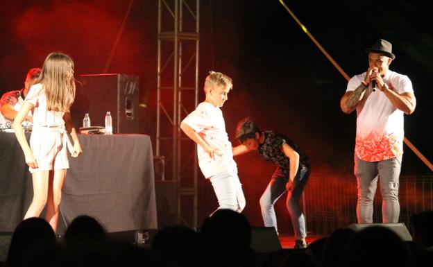 Henry Méndez bailando con varios niños valverdeños