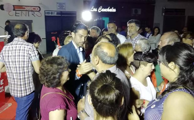 Manolo Borrego es felicitado por los vecinos