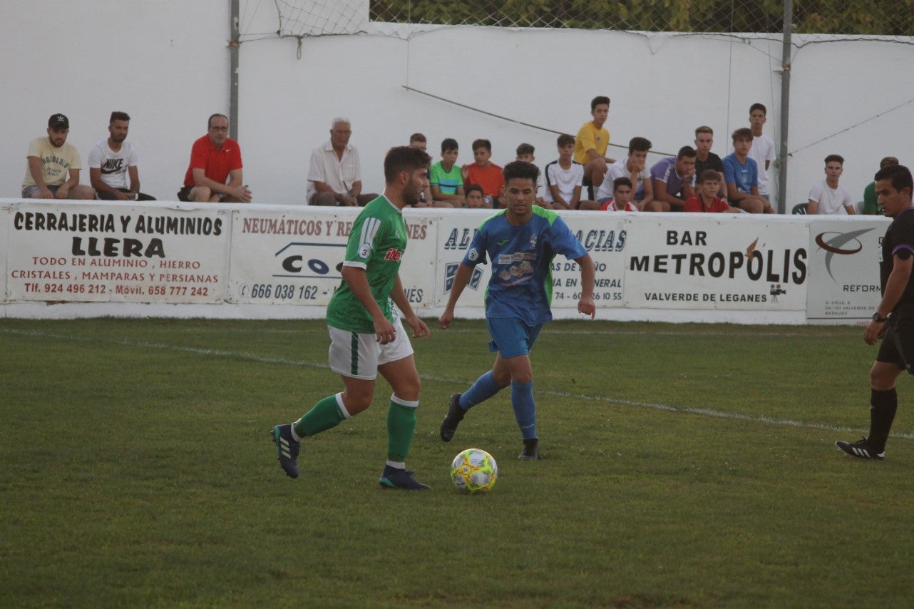 Imágenes del XLVII Trofeo de Piedra Aguda disputado entre el Racing Valverdeño y el Aceuchal, en el Municipal de San Roque y que acabó con victoria local por 4-2 (14-08-2019)