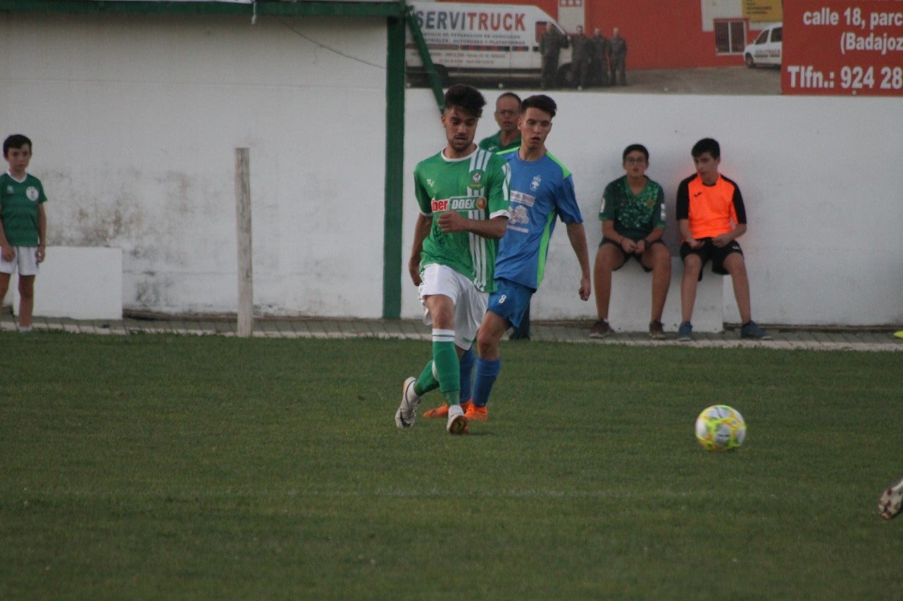 Imágenes del XLVII Trofeo de Piedra Aguda disputado entre el Racing Valverdeño y el Aceuchal, en el Municipal de San Roque y que acabó con victoria local por 4-2 (14-08-2019)