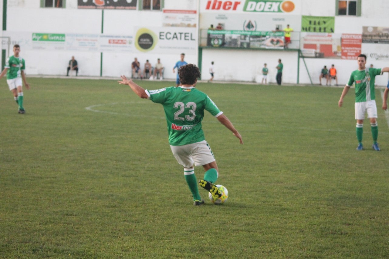 Imágenes del XLVII Trofeo de Piedra Aguda disputado entre el Racing Valverdeño y el Aceuchal, en el Municipal de San Roque y que acabó con victoria local por 4-2 (14-08-2019)