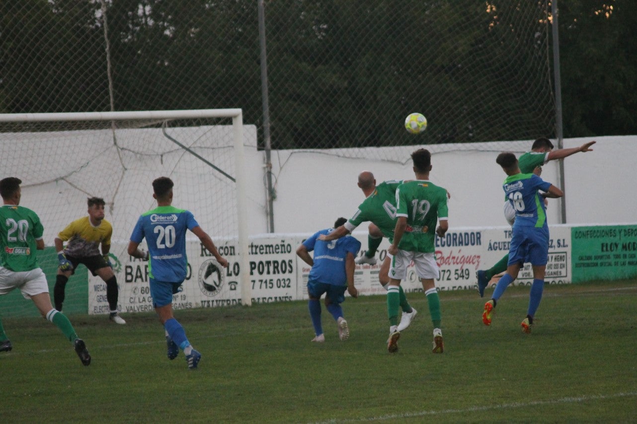 Imágenes del XLVII Trofeo de Piedra Aguda disputado entre el Racing Valverdeño y el Aceuchal, en el Municipal de San Roque y que acabó con victoria local por 4-2 (14-08-2019)