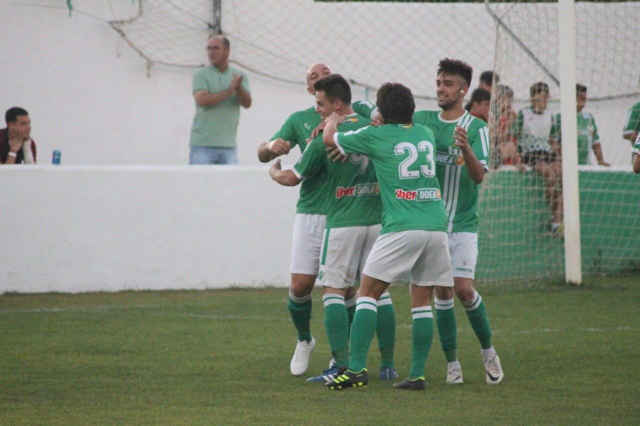 Imágenes del XLVII Trofeo de Piedra Aguda disputado entre el Racing Valverdeño y el Aceuchal, en el Municipal de San Roque y que acabó con victoria local por 4-2 (14-08-2019)