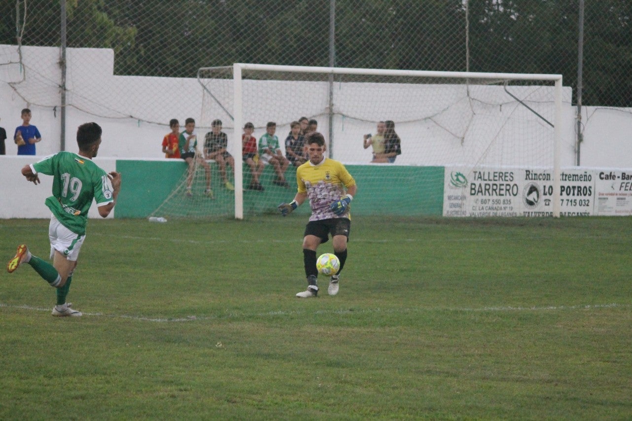 Imágenes del XLVII Trofeo de Piedra Aguda disputado entre el Racing Valverdeño y el Aceuchal, en el Municipal de San Roque y que acabó con victoria local por 4-2 (14-08-2019)