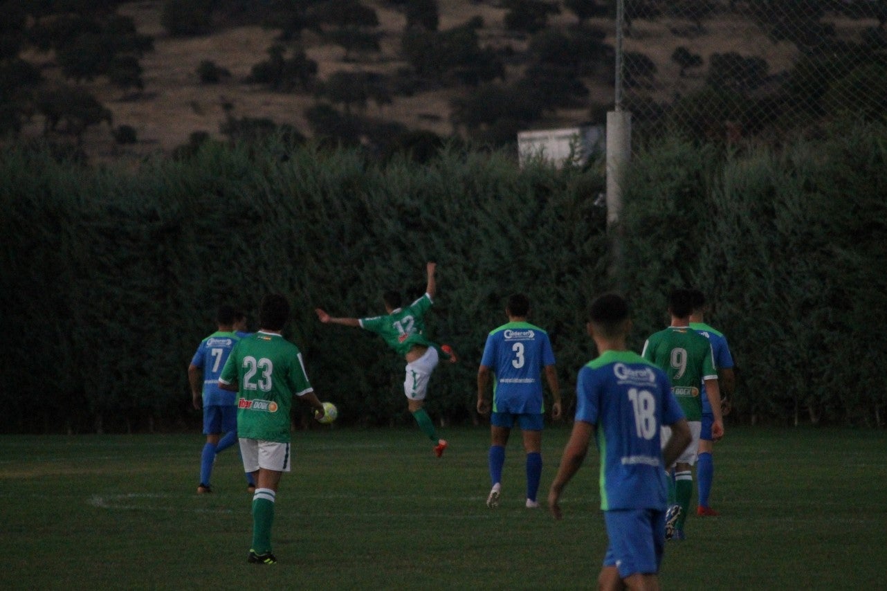 Imágenes del XLVII Trofeo de Piedra Aguda disputado entre el Racing Valverdeño y el Aceuchal, en el Municipal de San Roque y que acabó con victoria local por 4-2 (14-08-2019)