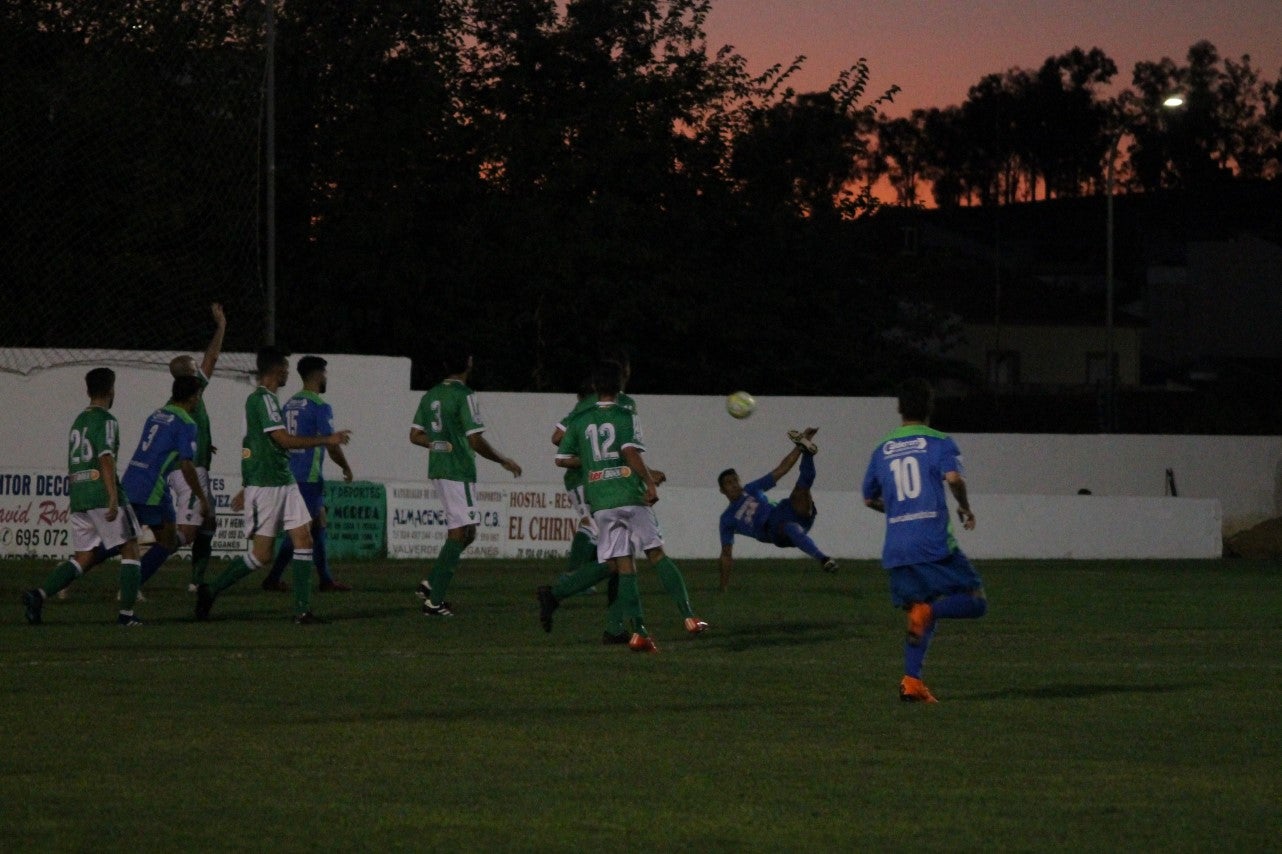 Imágenes del XLVII Trofeo de Piedra Aguda disputado entre el Racing Valverdeño y el Aceuchal, en el Municipal de San Roque y que acabó con victoria local por 4-2 (14-08-2019)