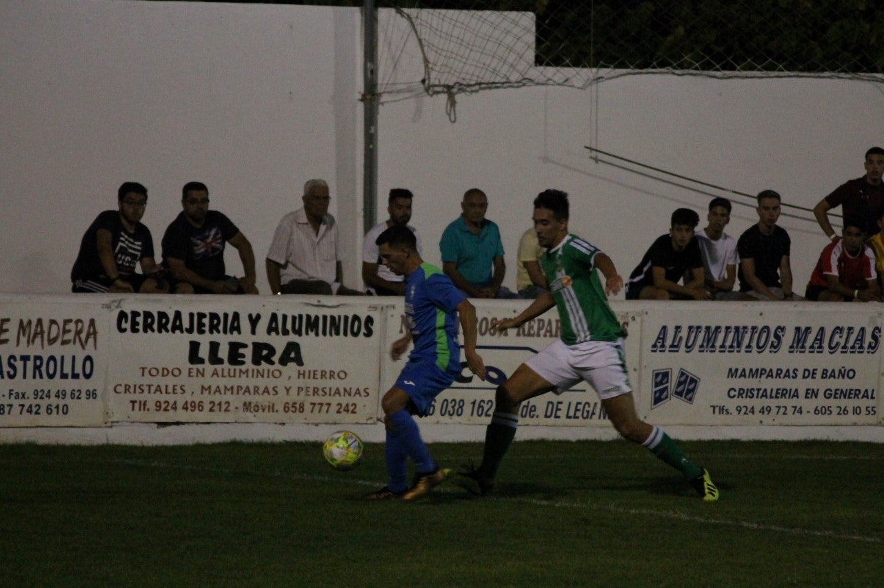 Imágenes del XLVII Trofeo de Piedra Aguda disputado entre el Racing Valverdeño y el Aceuchal, en el Municipal de San Roque y que acabó con victoria local por 4-2 (14-08-2019)
