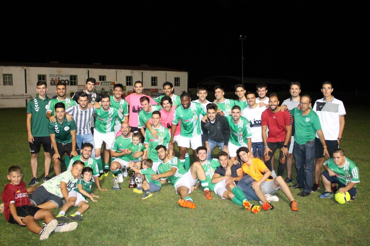 Imágenes del XLVII Trofeo de Piedra Aguda disputado entre el Racing Valverdeño y el Aceuchal, en el Municipal de San Roque y que acabó con victoria local por 4-2 (14-08-2019)