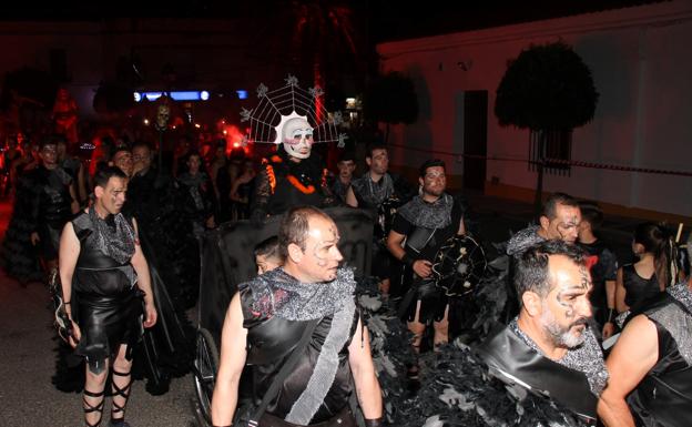 La Diabla es llevada por su ejército del mal