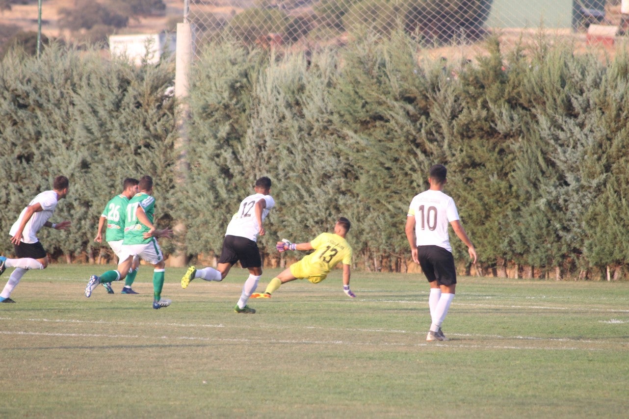 Imágenes del encuentro de la primera jornada de liga de Tercera División disputado en el Municipal de San Roque, y que acabó con 2-1 en el marcador (25-08-2019)