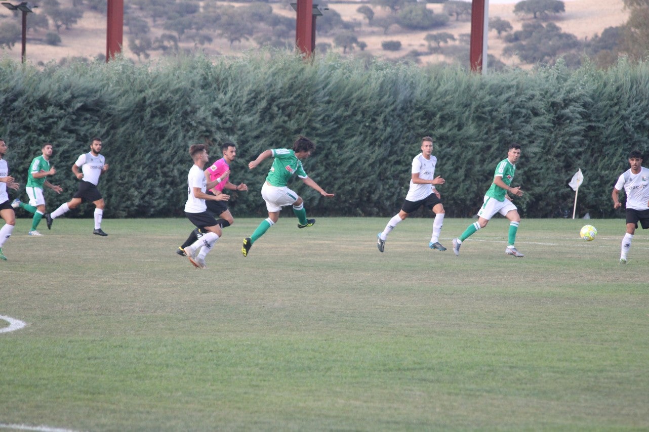 Imágenes del encuentro de la primera jornada de liga de Tercera División disputado en el Municipal de San Roque, y que acabó con 2-1 en el marcador (25-08-2019)