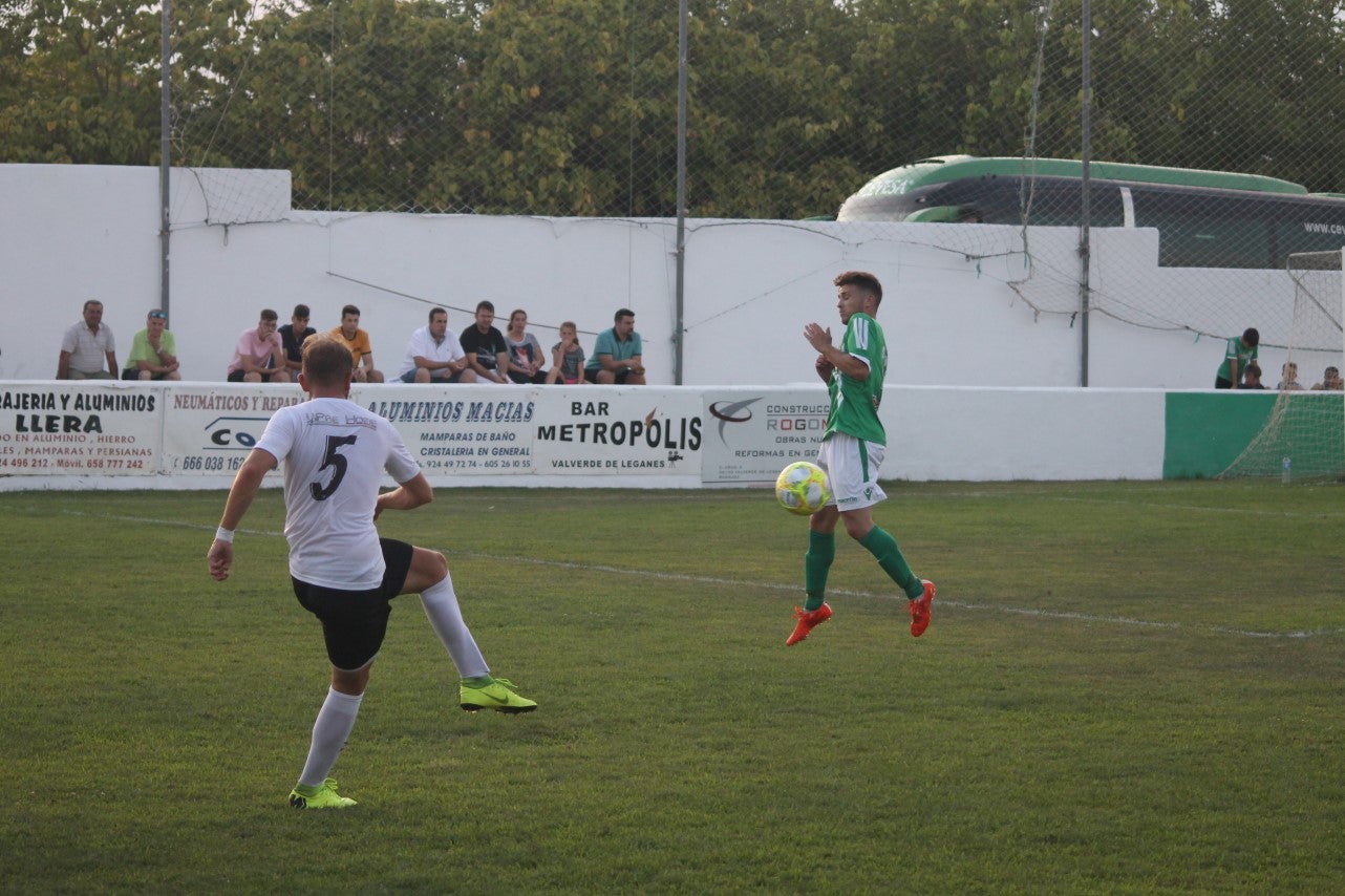 Imágenes del encuentro de la primera jornada de liga de Tercera División disputado en el Municipal de San Roque, y que acabó con 2-1 en el marcador (25-08-2019)