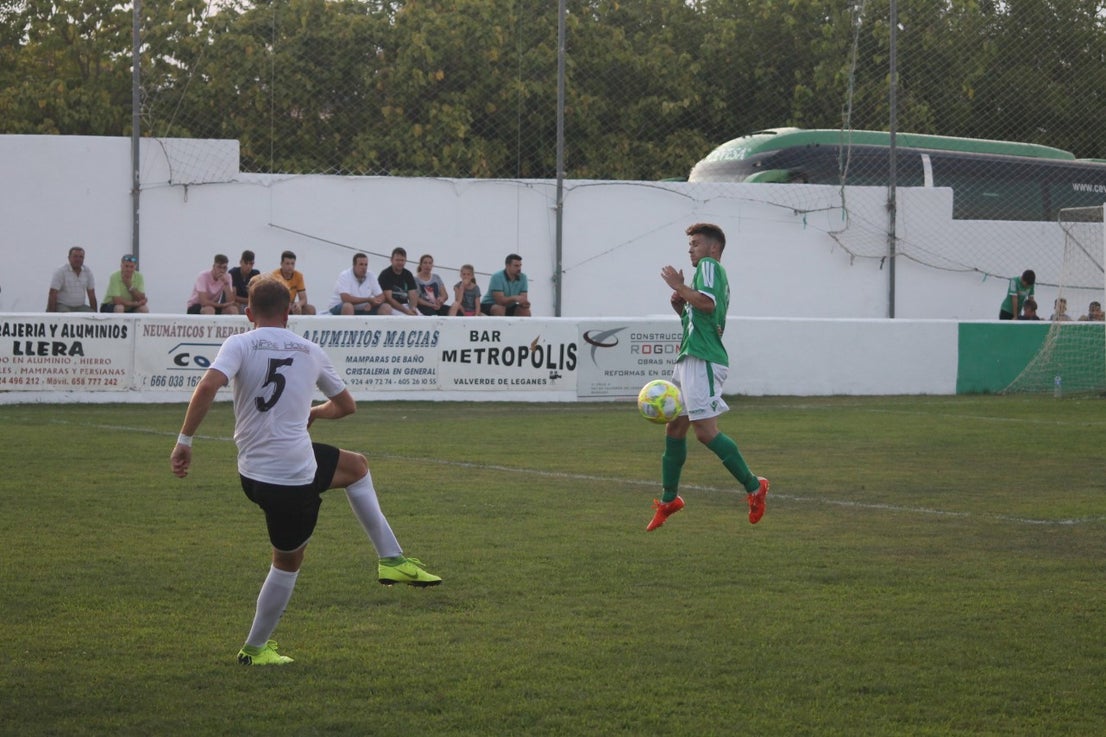 Imágenes del encuentro de la primera jornada de liga de Tercera División disputado en el Municipal de San Roque, y que acabó con 2-1 en el marcador (25-08-2019)