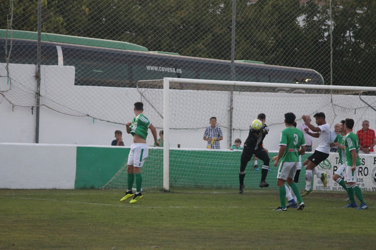 Imágenes del encuentro de la primera jornada de liga de Tercera División disputado en el Municipal de San Roque, y que acabó con 2-1 en el marcador (25-08-2019)