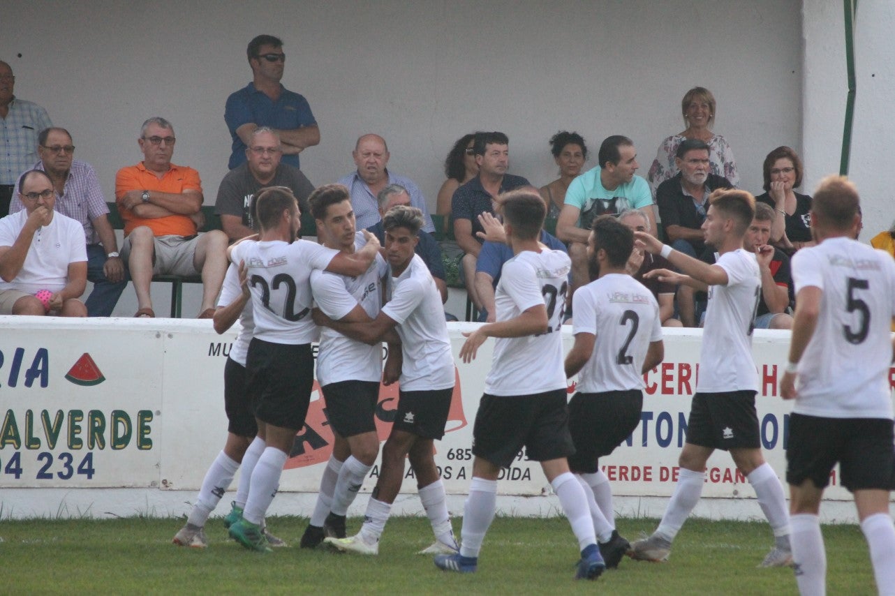 Imágenes del encuentro de la primera jornada de liga de Tercera División disputado en el Municipal de San Roque, y que acabó con 2-1 en el marcador (25-08-2019)