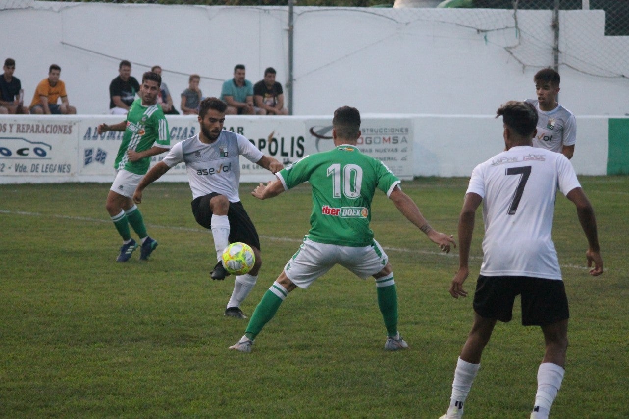 Imágenes del encuentro de la primera jornada de liga de Tercera División disputado en el Municipal de San Roque, y que acabó con 2-1 en el marcador (25-08-2019)