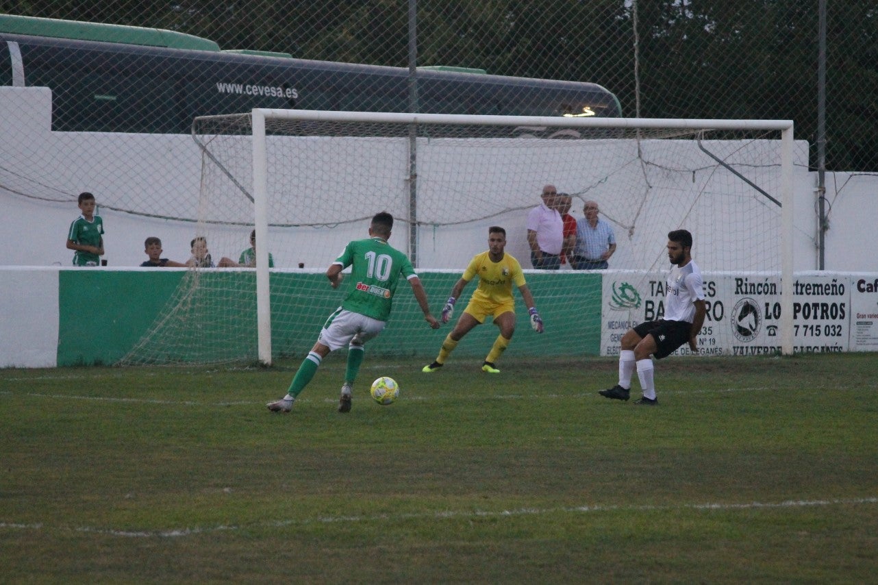 Imágenes del encuentro de la primera jornada de liga de Tercera División disputado en el Municipal de San Roque, y que acabó con 2-1 en el marcador (25-08-2019)