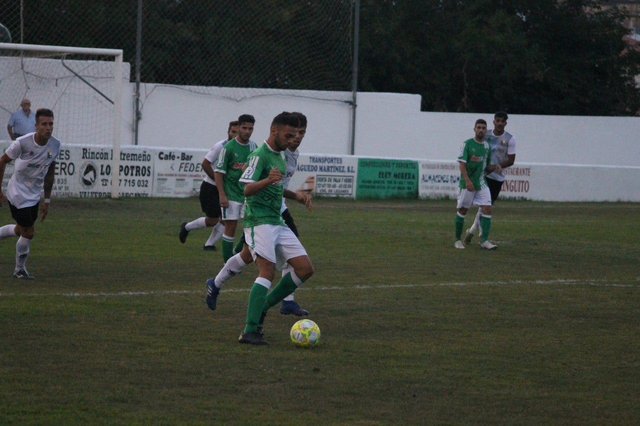 Imágenes del encuentro de la primera jornada de liga de Tercera División disputado en el Municipal de San Roque, y que acabó con 2-1 en el marcador (25-08-2019)