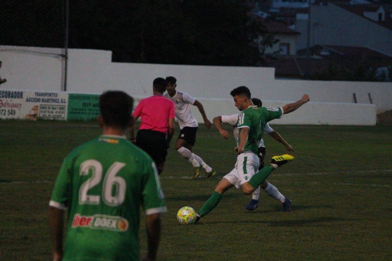 Imágenes del encuentro de la primera jornada de liga de Tercera División disputado en el Municipal de San Roque, y que acabó con 2-1 en el marcador (25-08-2019)