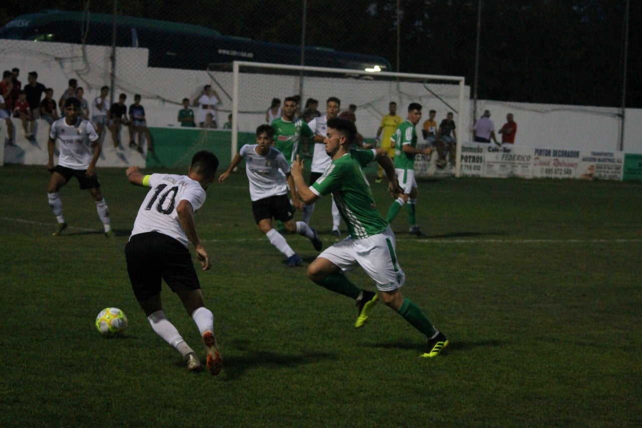 Imágenes del encuentro de la primera jornada de liga de Tercera División disputado en el Municipal de San Roque, y que acabó con 2-1 en el marcador (25-08-2019)
