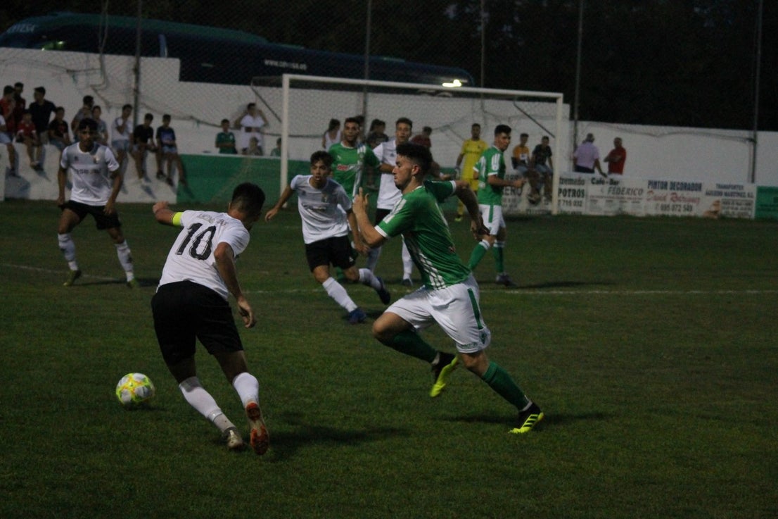 Imágenes del encuentro de la primera jornada de liga de Tercera División disputado en el Municipal de San Roque, y que acabó con 2-1 en el marcador (25-08-2019)