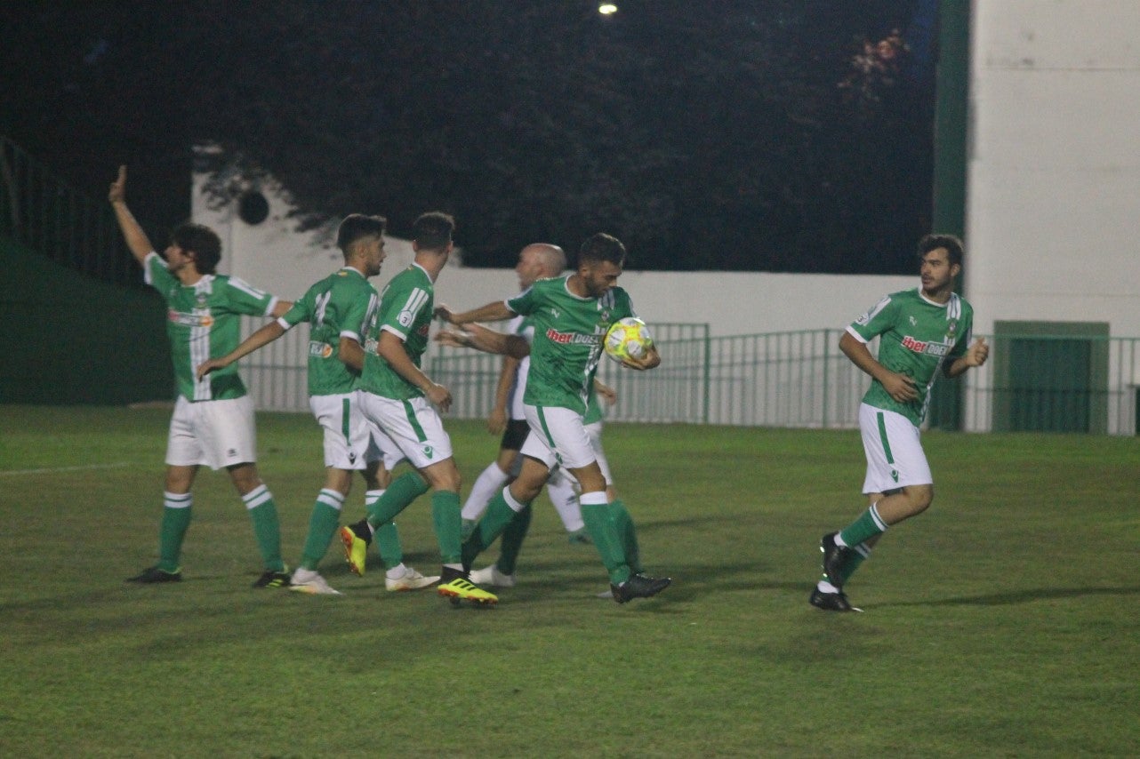 Imágenes del encuentro de la primera jornada de liga de Tercera División disputado en el Municipal de San Roque, y que acabó con 2-1 en el marcador (25-08-2019)
