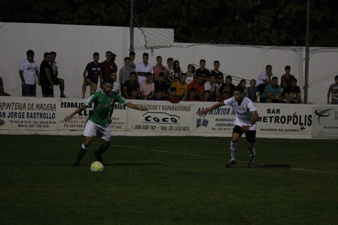Imágenes del encuentro de la primera jornada de liga de Tercera División disputado en el Municipal de San Roque, y que acabó con 2-1 en el marcador (25-08-2019)