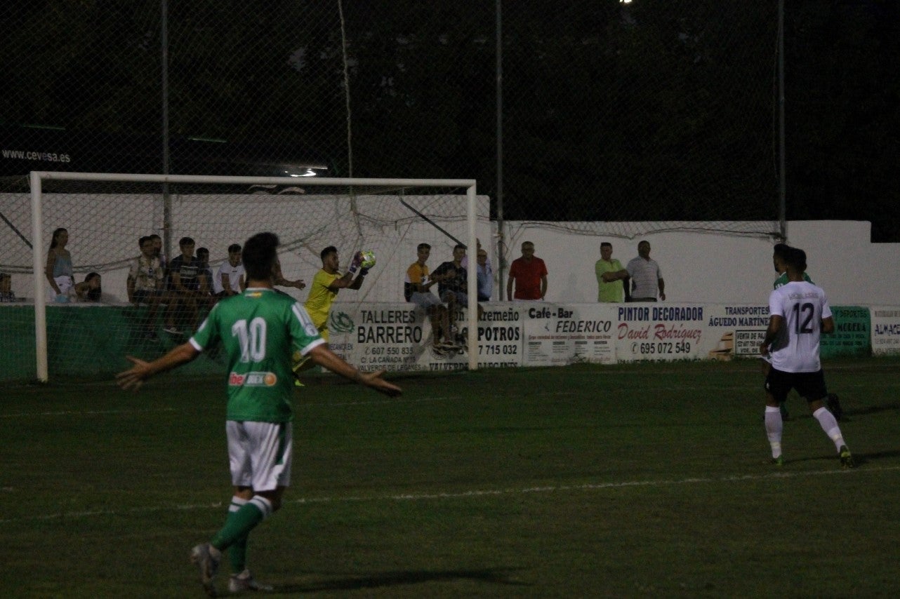 Imágenes del encuentro de la primera jornada de liga de Tercera División disputado en el Municipal de San Roque, y que acabó con 2-1 en el marcador (25-08-2019)